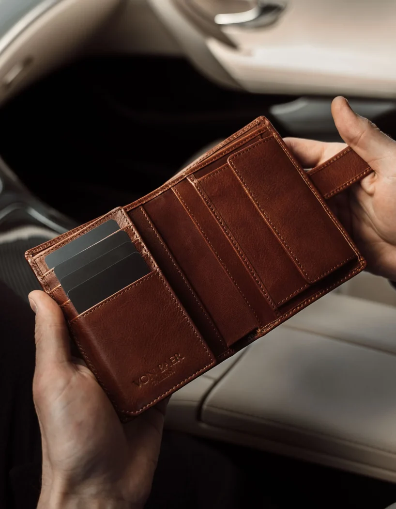 von-baer-washington-premium-mens-leather-trifold-wallet-solid-brown-in-the-car-opened